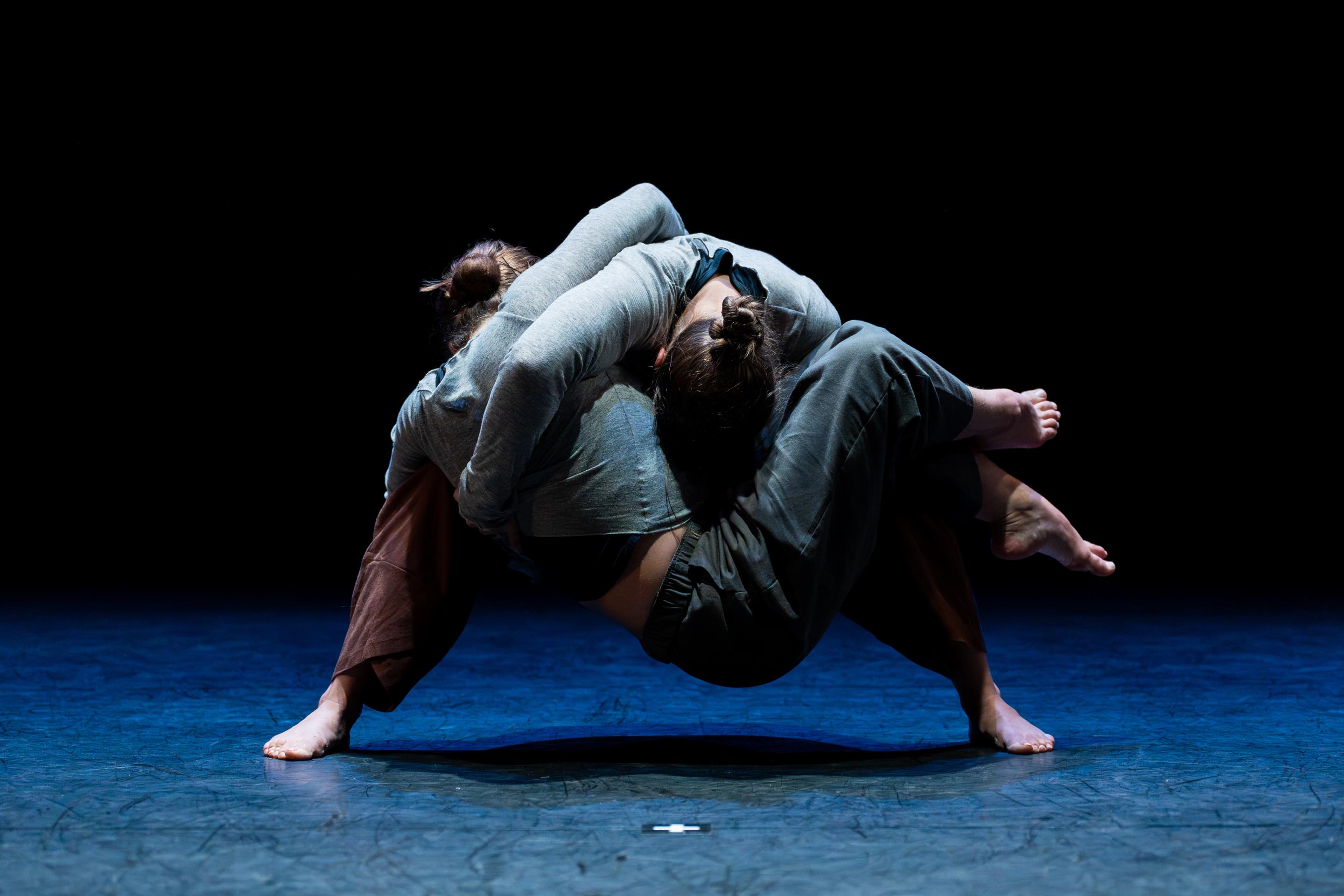 push/FOLD dancers Alana Rae and Marina Vianello performing 'Aviator' at Union PDX - Festival:26 at the Foster Theater in Portland, Oregon | Photographer: Samuel Hobbs