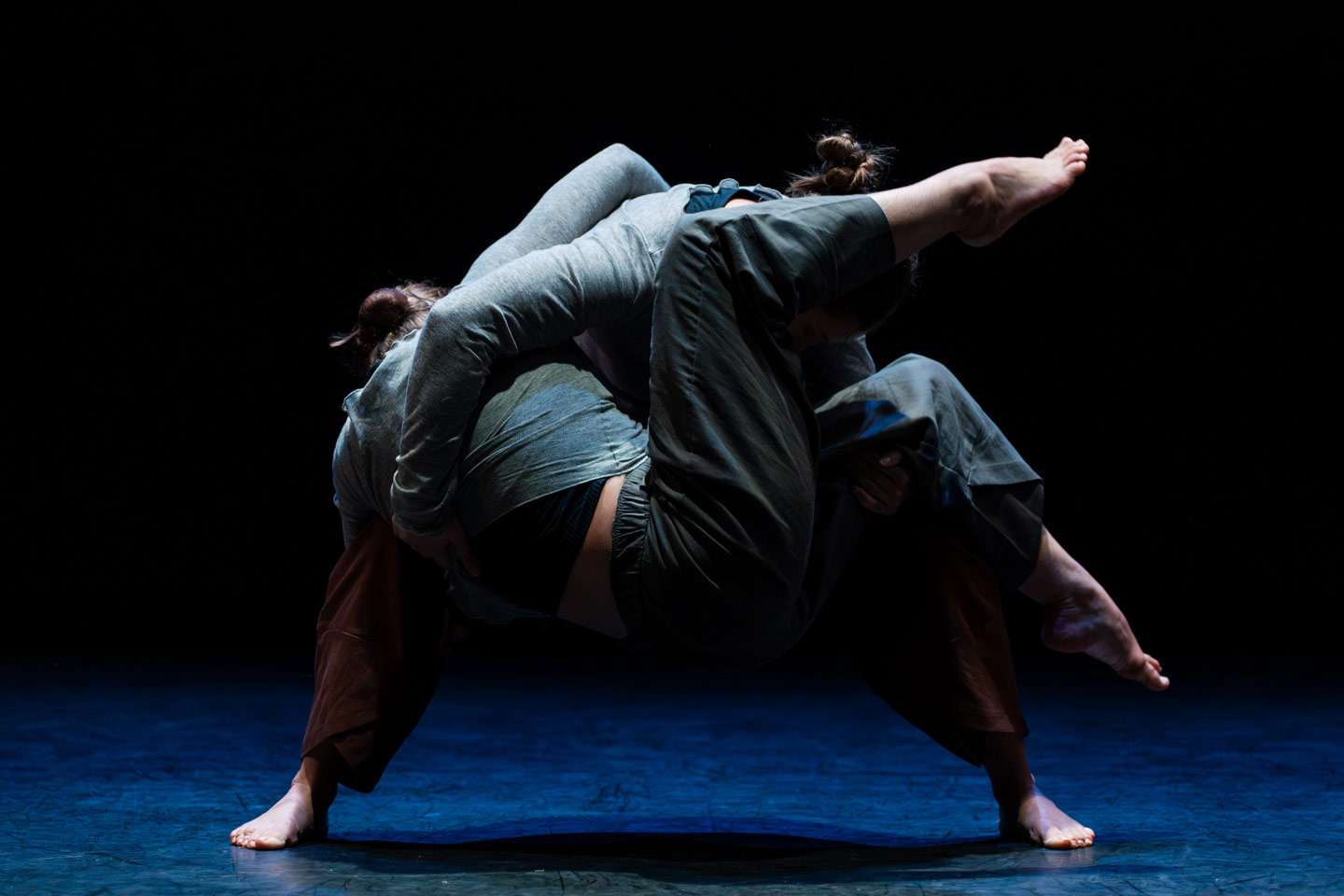 push/FOLD dancers Alana Rae and Marina Vianello performing 'Aviator' at Union PDX - Festival:26 at the Foster Theater in Portland, Oregon | Photographer: Jingzi Zhao