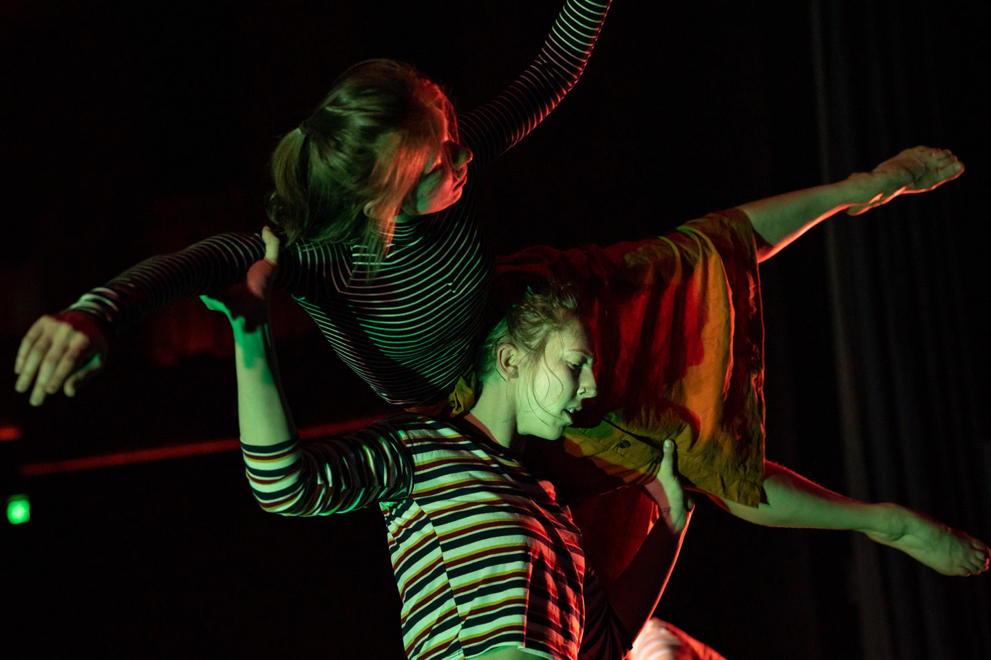 push/FOLD dancers Molly Rea and Briley Jozwiak performing 'Dark Wings' at the Patricia Reser Center for the Arts in Beaverton, Oregon | Photo taken by: Ophélia Martin-Weber