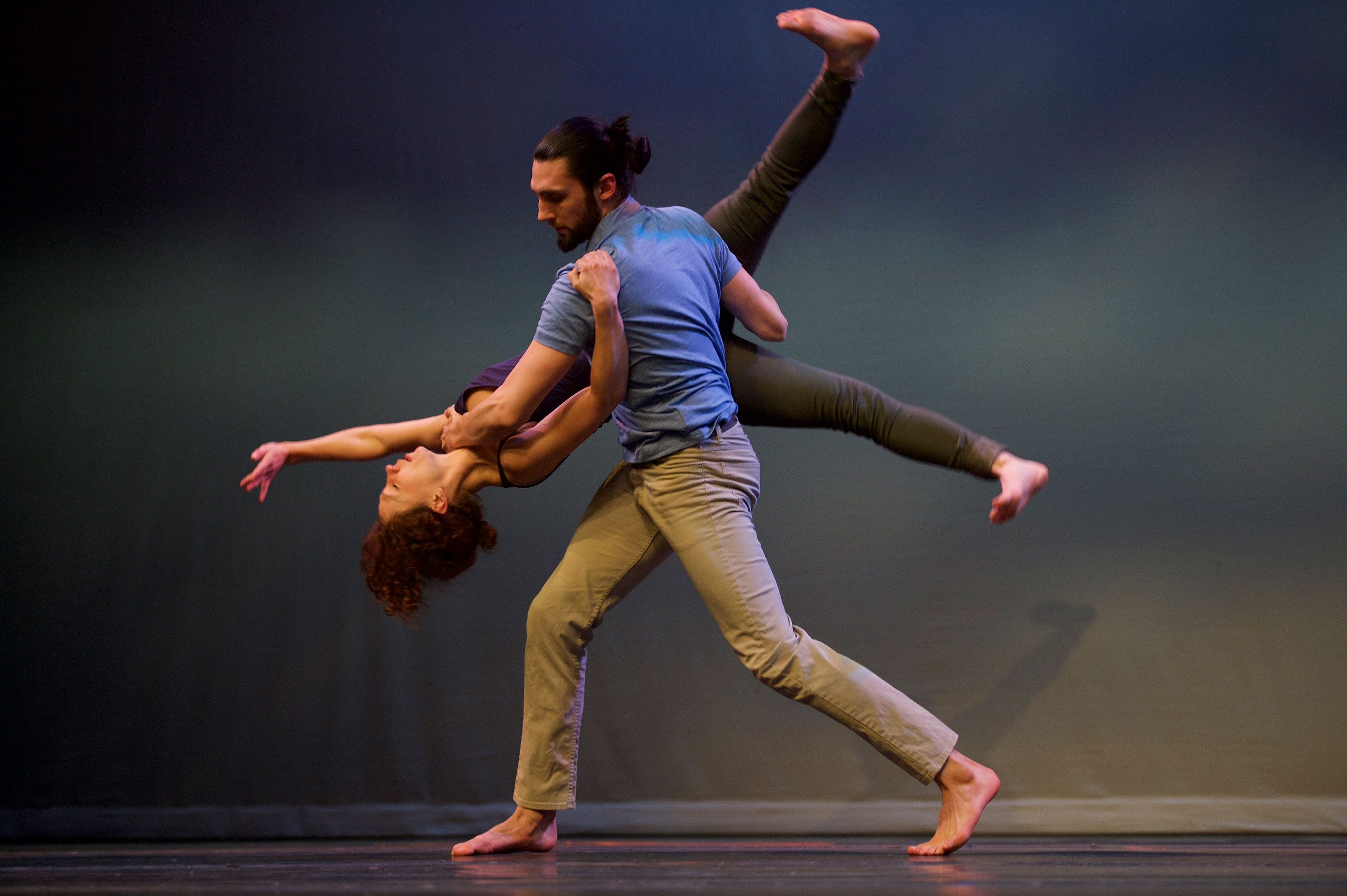 push/FOLD's artistic director Samuel Hobbs performs an acrobatic lift with dancer Jessica Evans in Vancouver, Washington | Photography: Troy Wayrynen
