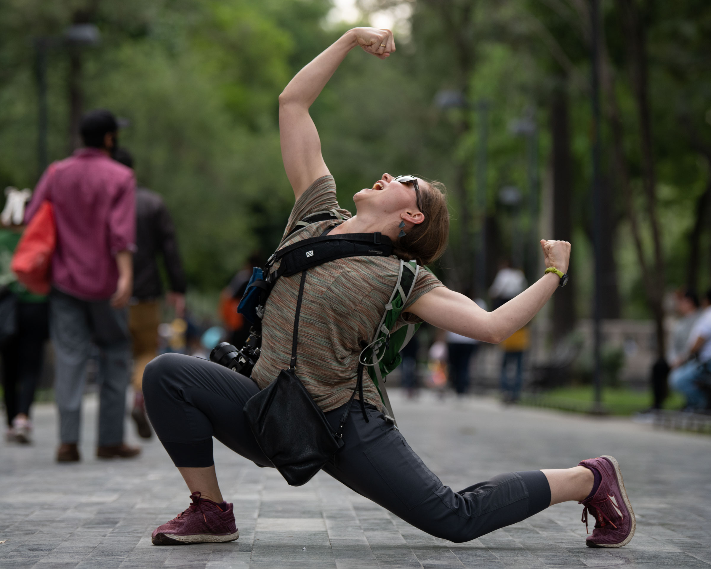 push/FOLD's managing director Holly Shaw flexes her muscles in a long lunge at a Mexico City park carrying many bags | Photography: Jingzi Zhao